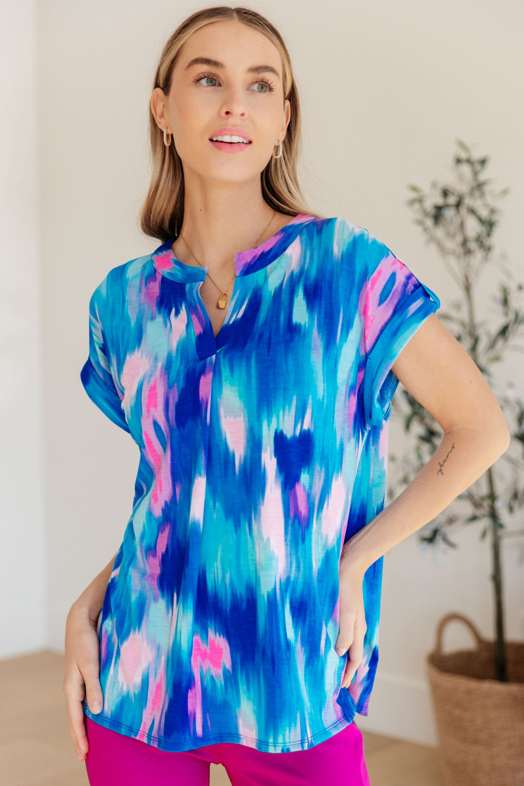 ONLINE EXCLUSIVE: Lizzy Cap Sleeve Top in Royal Brush Strokes