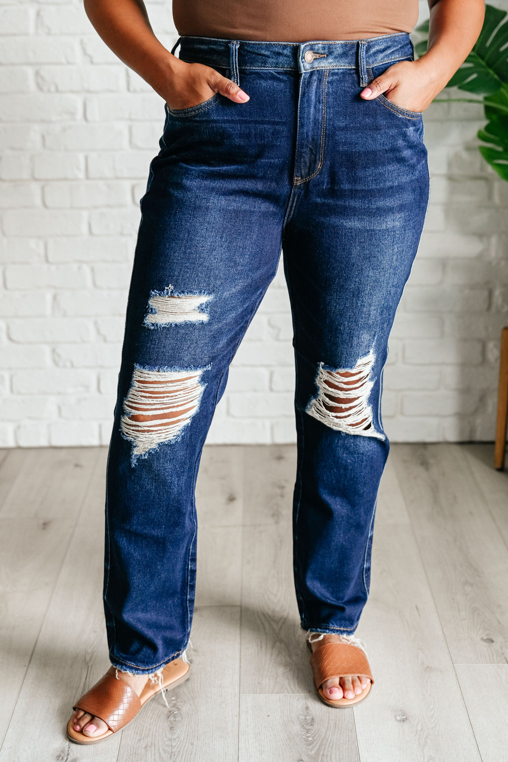 ONLINE EXCLUSIVE: Montana High Rise Rigid Magic Distressed Straight Jeans